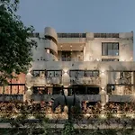 Barneys Ny Green Residence With Pool